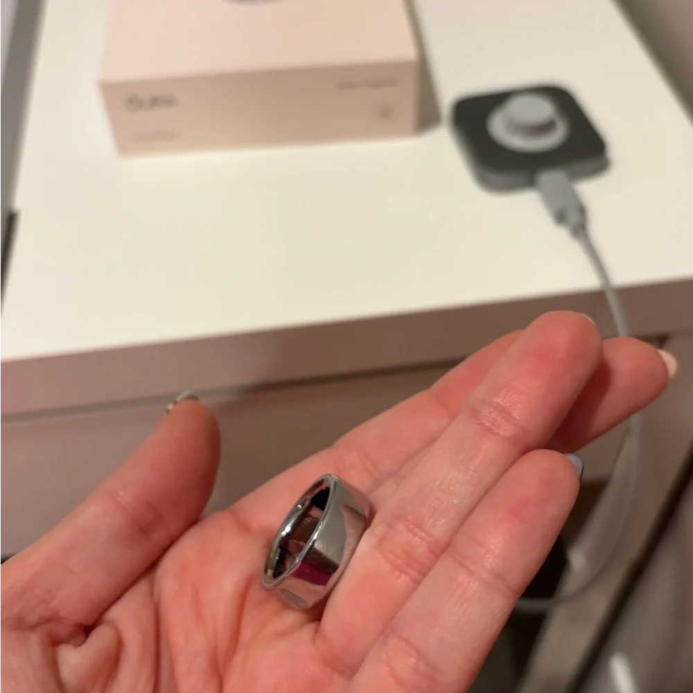 Oura ring 4 size 8 Wth charger (chrgr is $100 alone giving away for free)